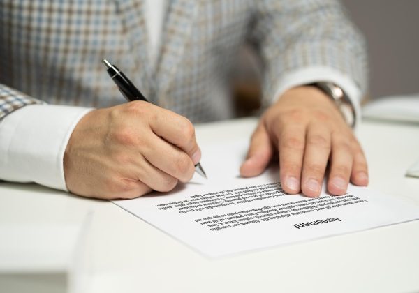 wps ai 文档摘要功能界面，左侧显示 80 页 PDF 合同，右侧 AI 侧边栏自动提取核心条款要点，蓝白色调清晰专业